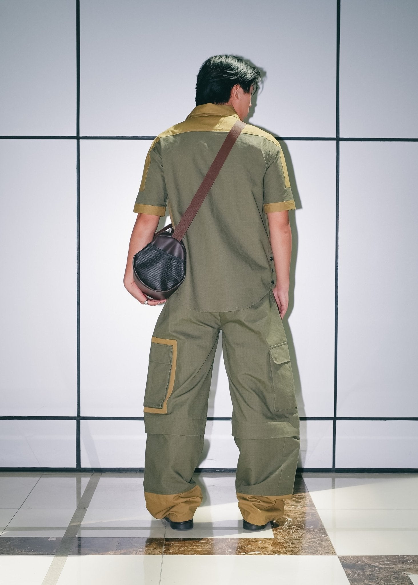 Rear view of the men's baggy AF1 cargo trousers highlighting the structured fit.